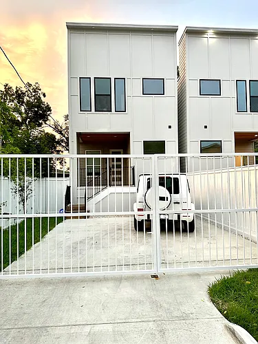 2208 Bleker St Photo 1