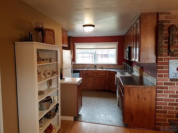 5th image of 1213 SE 8th St