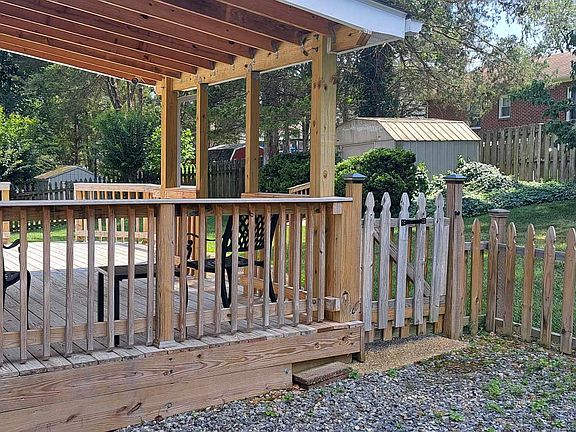 3rd image of 6814 Estate Ln