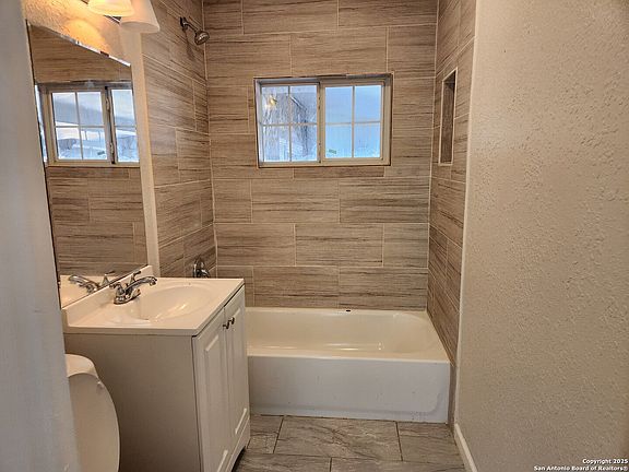 4th image of 2215 Hays St