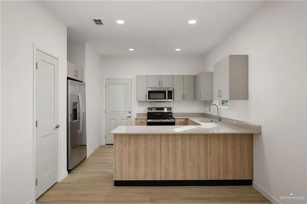 2 bed, 2.0 bath, 4224 sqft, $1,200 — Photo 2