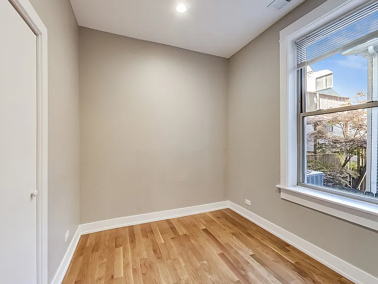 1914 W Crystal St #2R — Photo 9