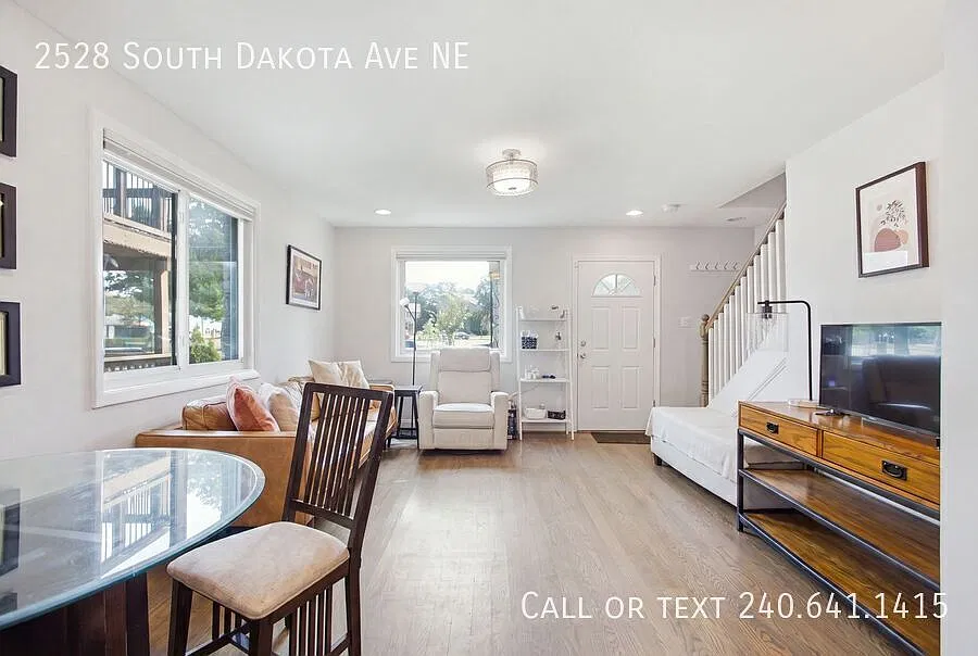 Lovely 3 BR/2 BA Single-Family Home in Woodridge! — Photo 2