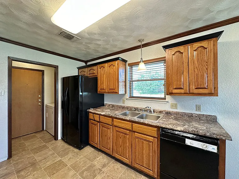 1602 Becker Dr — Photo 10
