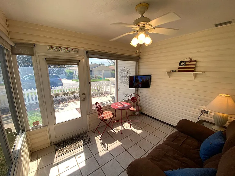 440 Canterbury Ct — Photo 3