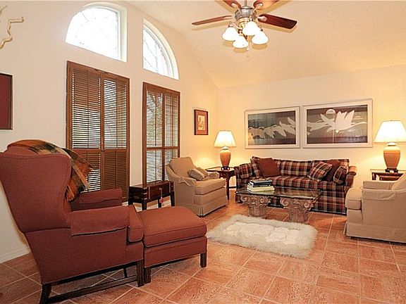 4th image of 2065 Camelot Dr