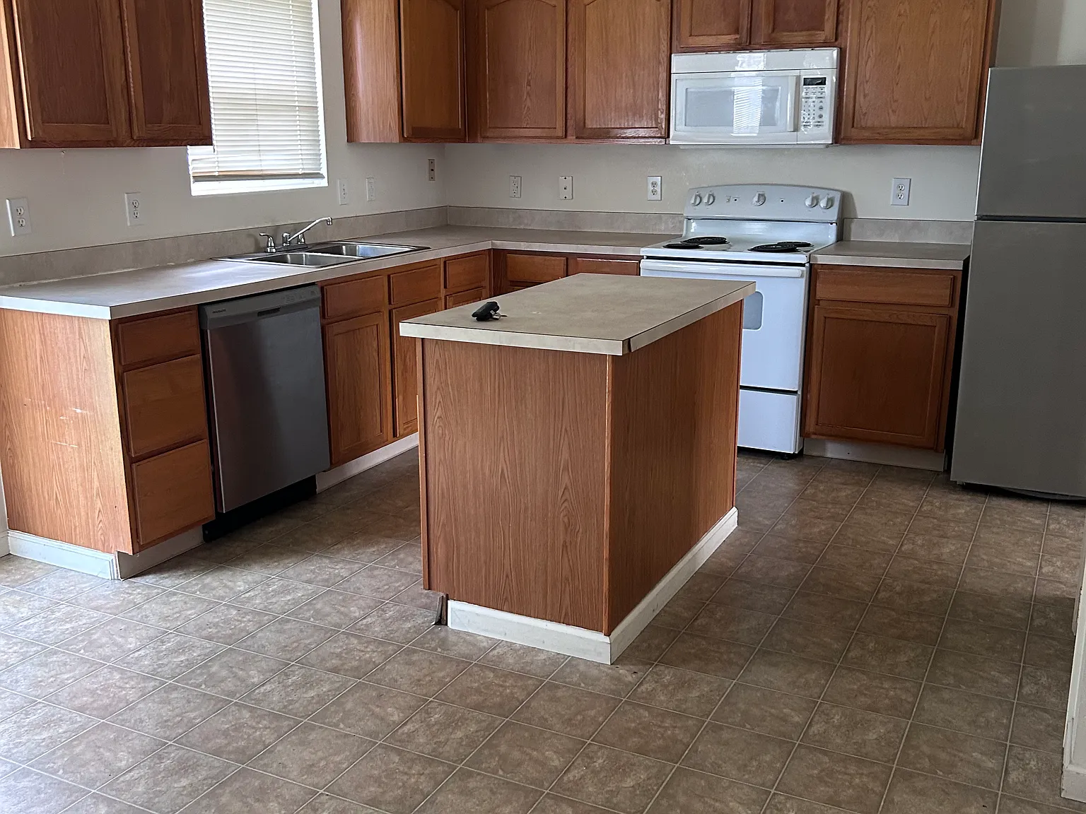 3 bed, 2.5 bath, 1564 sqft, $2,500 — Photo 2