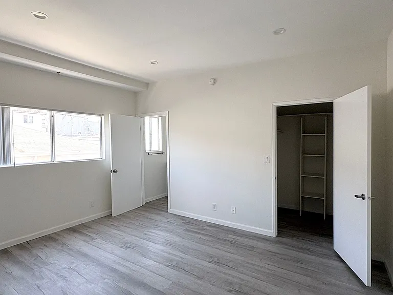 2481 S Corinth Ave — Photo 17