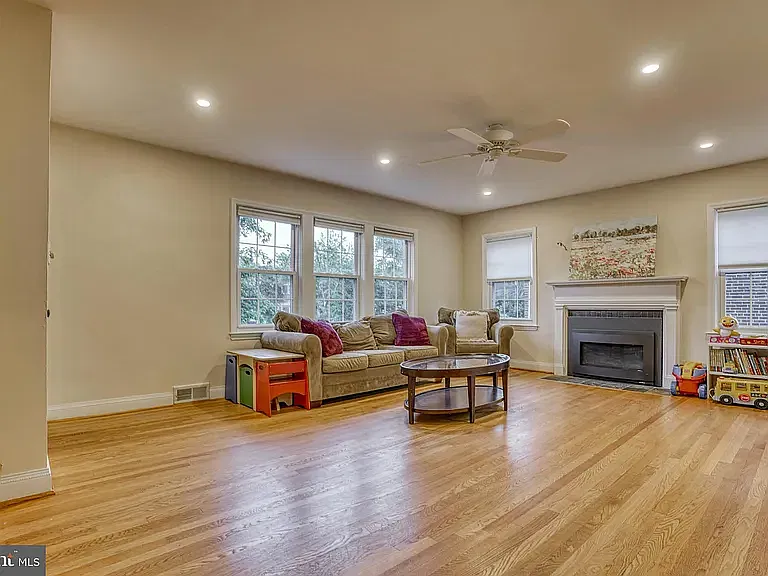 3 bed, 2250 sqft, $2,600 — Photo 4
