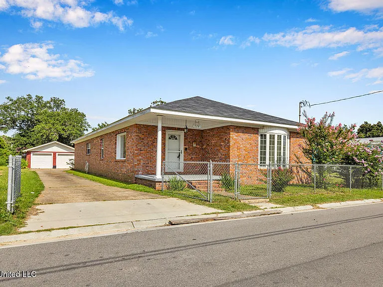 172 Hoxie St — Photo 3