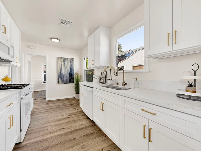 17350 Hamlin St — Photo 16