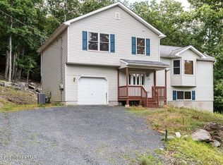 136 Edinburgh Rd, Bushkill, PA 18324