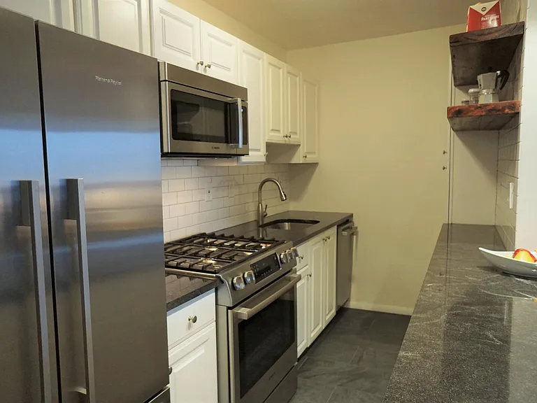 6 Whittier Pl #14G — Photo 2