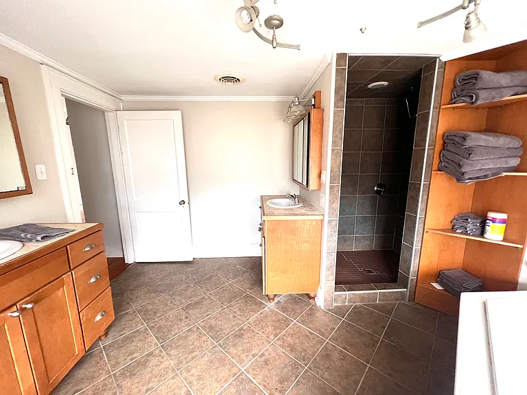 Primary bedroom en-suite