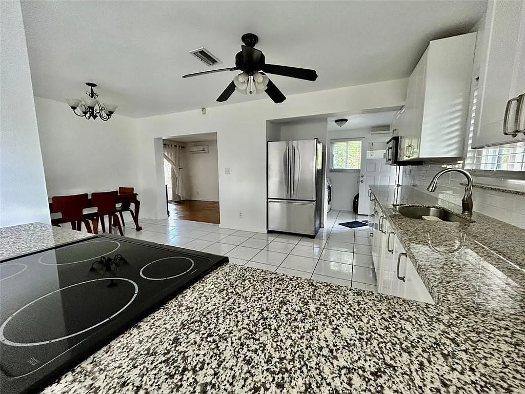 3 bed, 2.0 bath, 1520 sqft, $3,500 — Photo 4