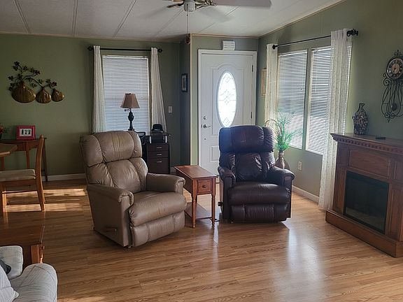 Living room recliners_05032024