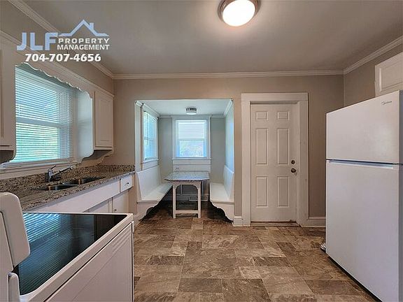 5th image of 12 Woodsdale Pl SE