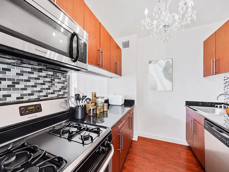 100 John St #1811 — Photo 3