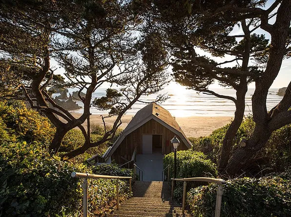 1740 Beach Loop Dr SW, Bandon, OR 97411