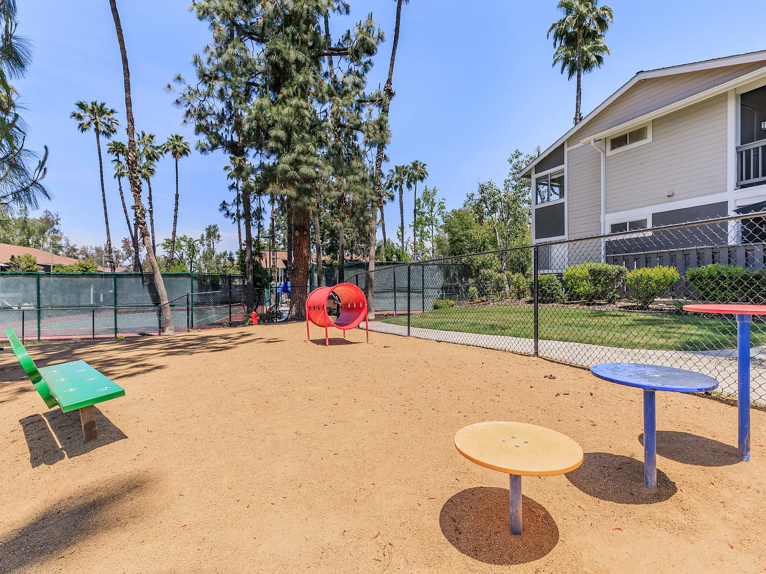 Redlands Lawn and Tennis Club Apartments — Photo 3