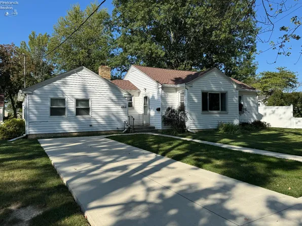 382 E Main St, Oak Harbor, OH 43449