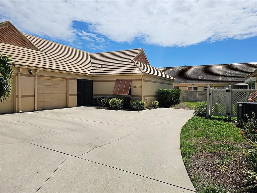 3 bed, 2.0 bath, 1172 sqft, $2,350 — Photo 2