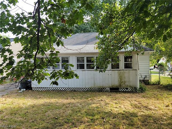 3rd image of 16241 Glenburn Ave