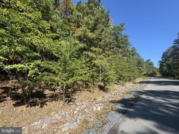 13 Parkside Ct, Berkeley Springs, WV 25411