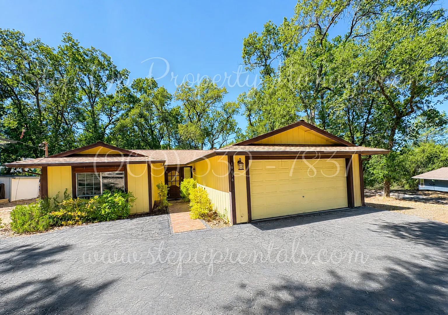 Beautiful 3-Bedroom Home with Solar, Fireplace & Private Lake Access — Photo 1