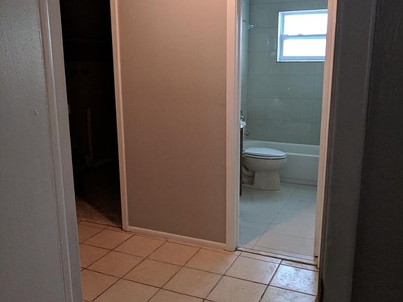 4th image of 902 Lake Palms Dr