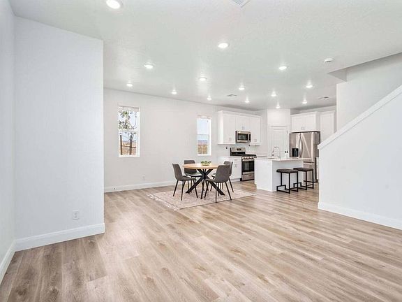 3rd image of 484 W Greenstone Pl