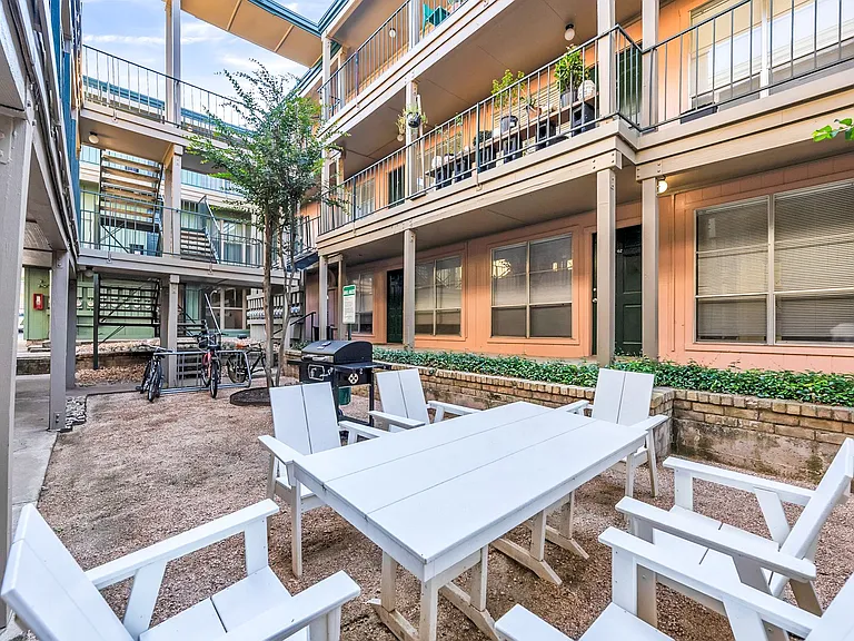 Oak Park Apartments — Photo 6