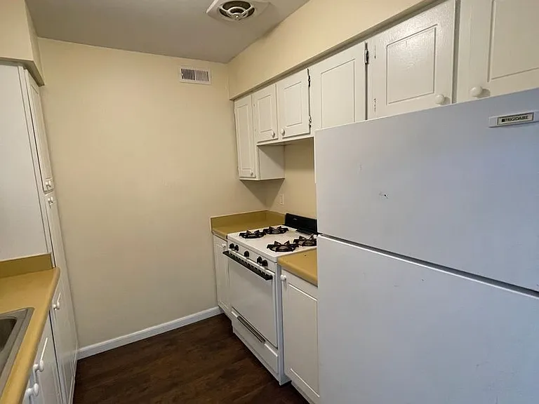 Abbott Acres Apartments — Photo 33