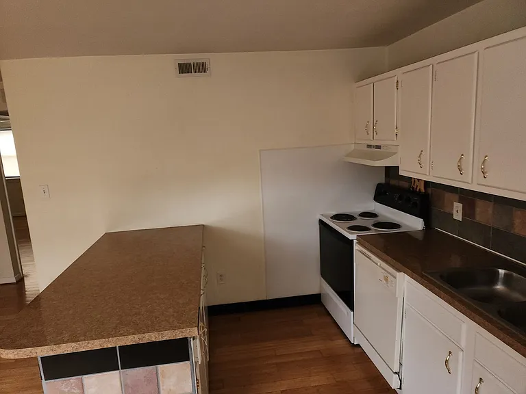 1331 Bayville St — Photo 11