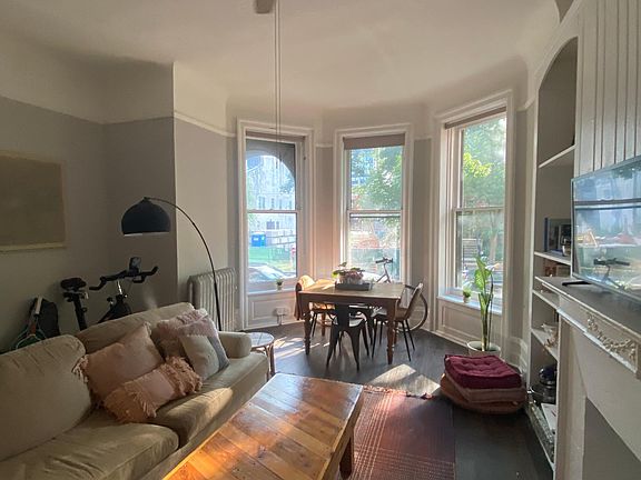 3rd image of 2717 N Pine Grove Ave #101