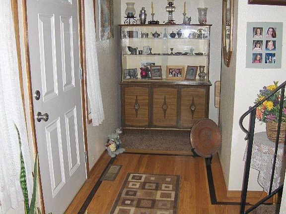 Beautiful hardwoor floor entry