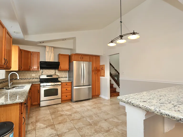 613 Leamington Ave — Photo 10
