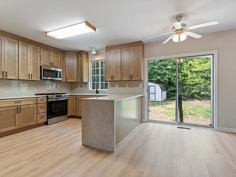 2427 Grantham Ct — Photo 11