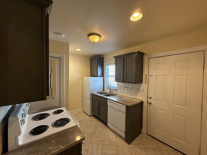 1 bed, 1.0 bath, 1960 sqft, $1,045 — Photo 3