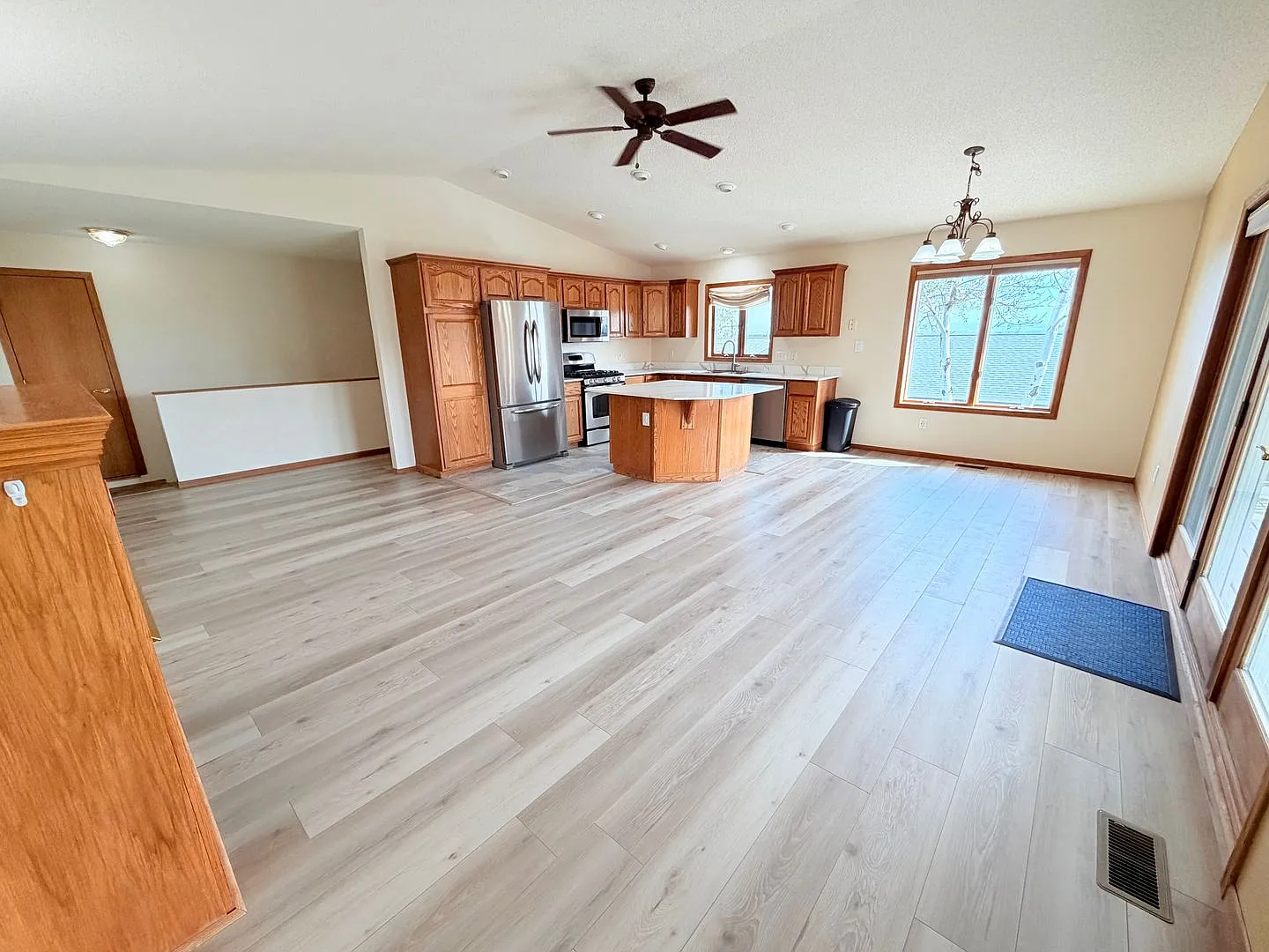 Beautiful 3 Bed 3 Bath Home — Photo 4