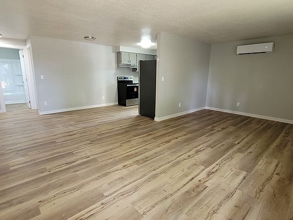4th image of 580 Manor Way