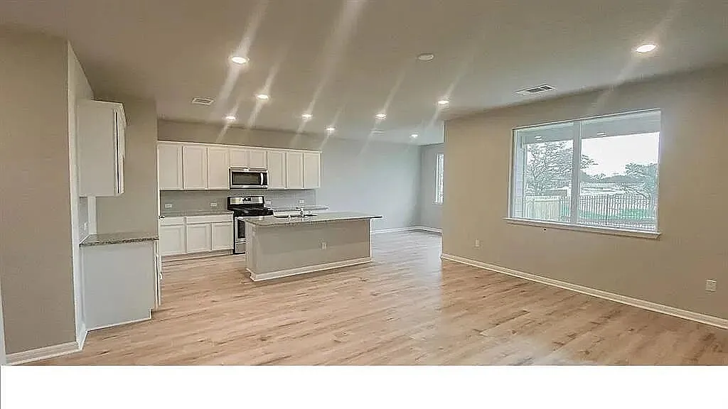 4 bed, 3.0 bath, 2342 sqft, $2,300 — Photo 2