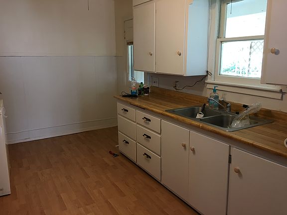3rd image of 128 N Houston Ave