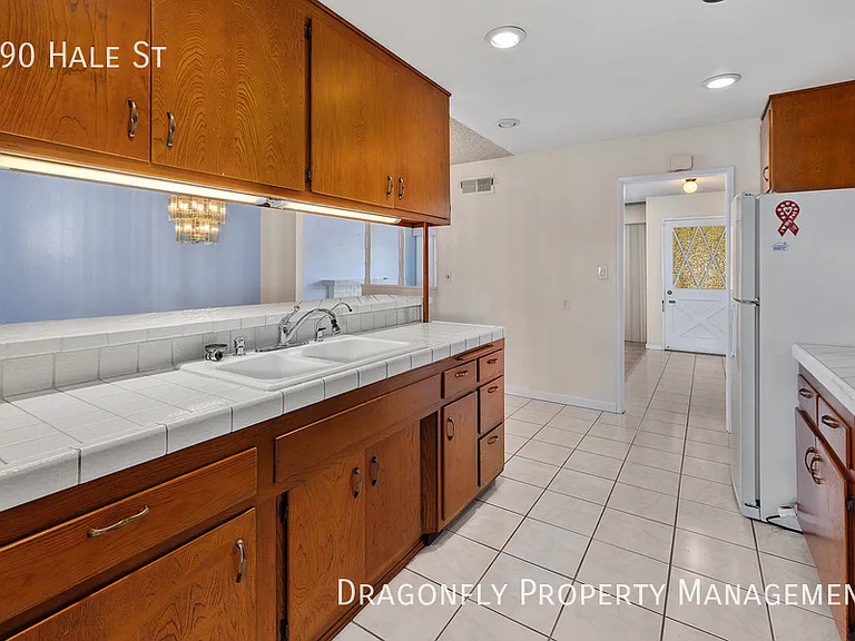 490 Hale St — Photo 15