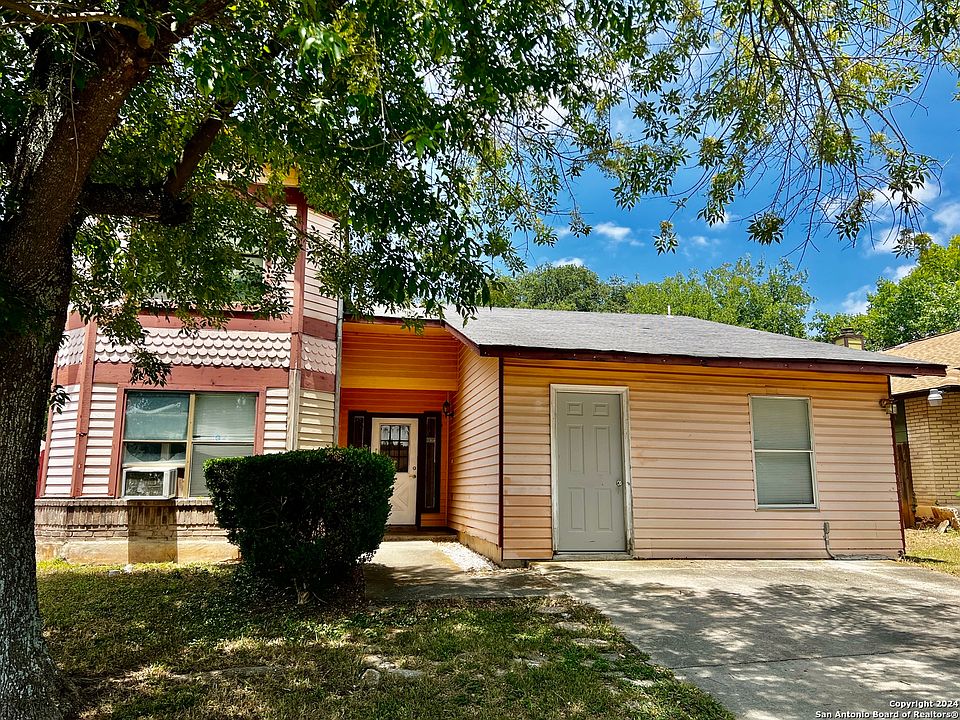 1st image of 321 CYPRESSFOX DR