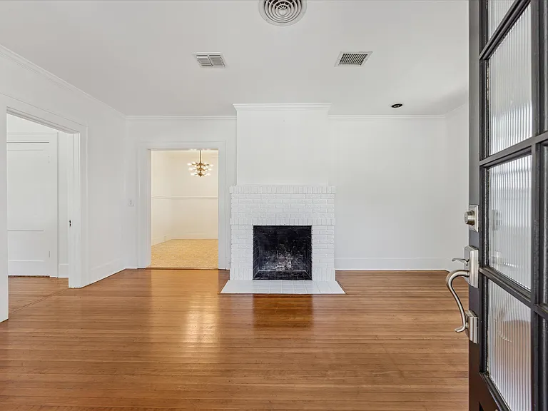 3300 Harris Park Ave — Photo 2