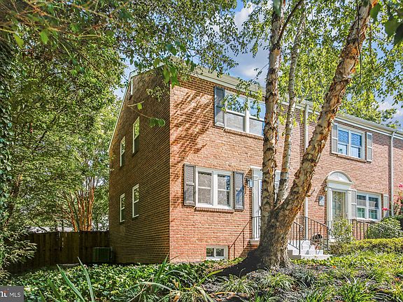 3rd image of 32 E Rosemont Ave