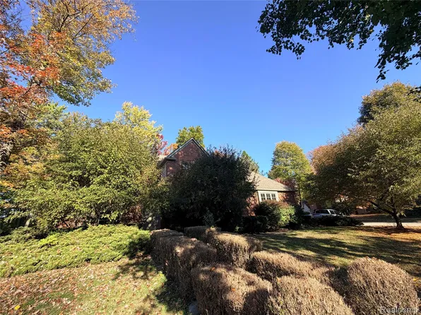 2125 Oakwood Dr, Troy, MI 48085