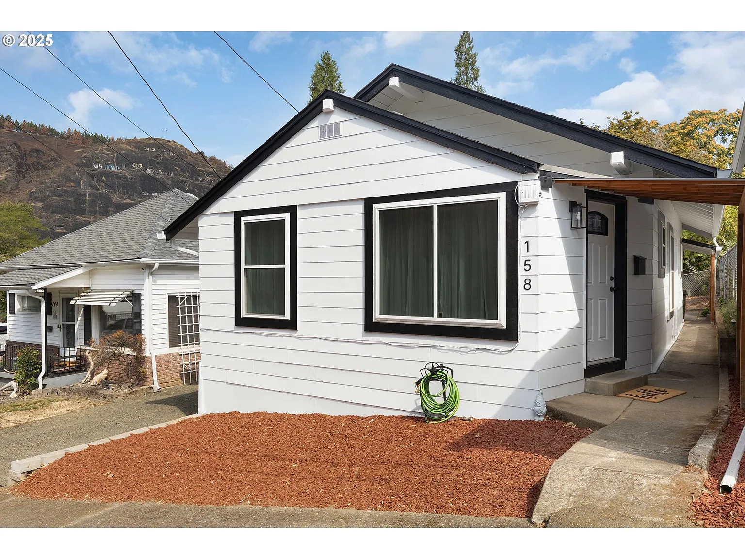 158 SE Houck Ave photo 1