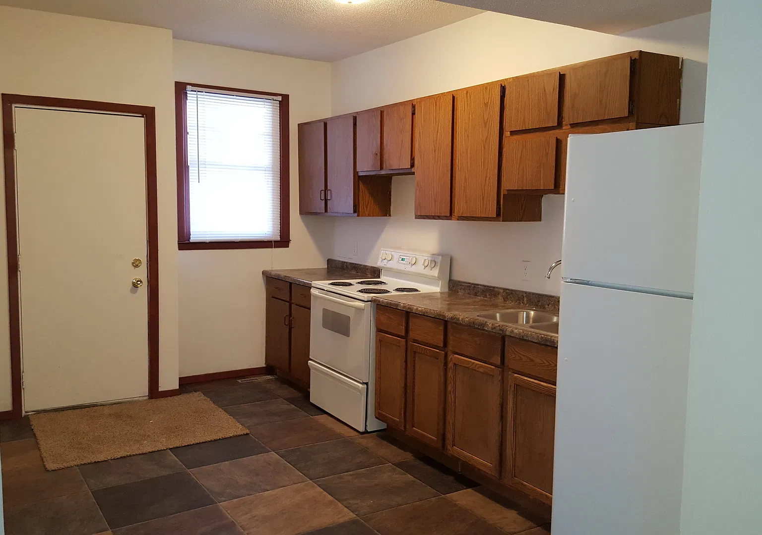 Cozy Two Bedroom Unit, Located Near Local Dining, Shopping, And So Much More — Photo 3